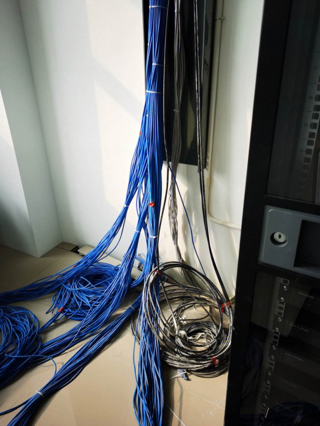 白云區人和鎮鴻程商業大廈監控安裝與弱電施工、網絡布線全解析